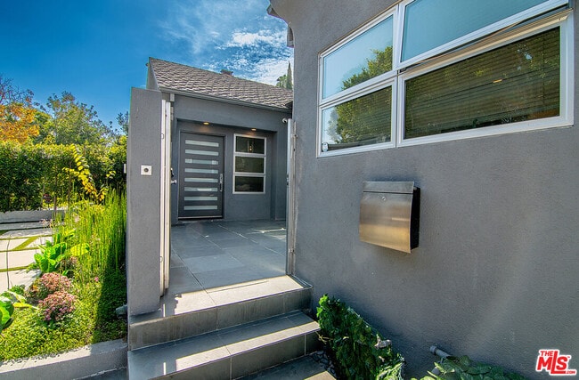 Building Photo - 307 S Citrus Ave
