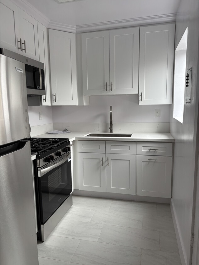 Kitchen - 916-918 Watson Ave