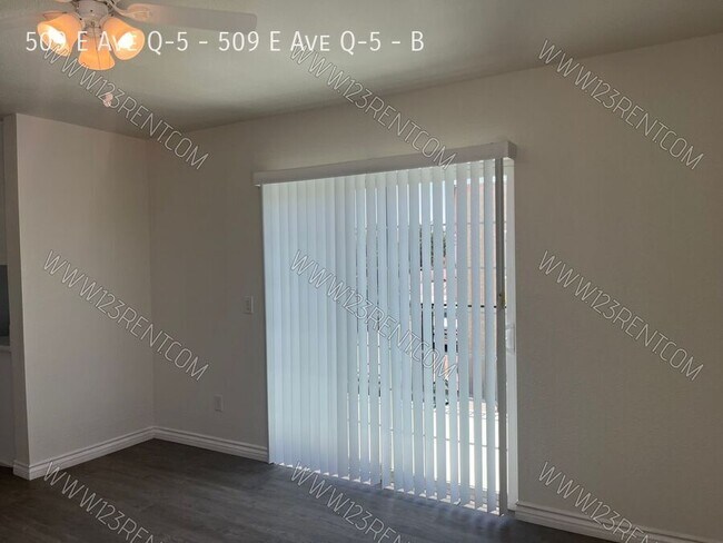 Foto del edificio - 509 E Ave Q-5