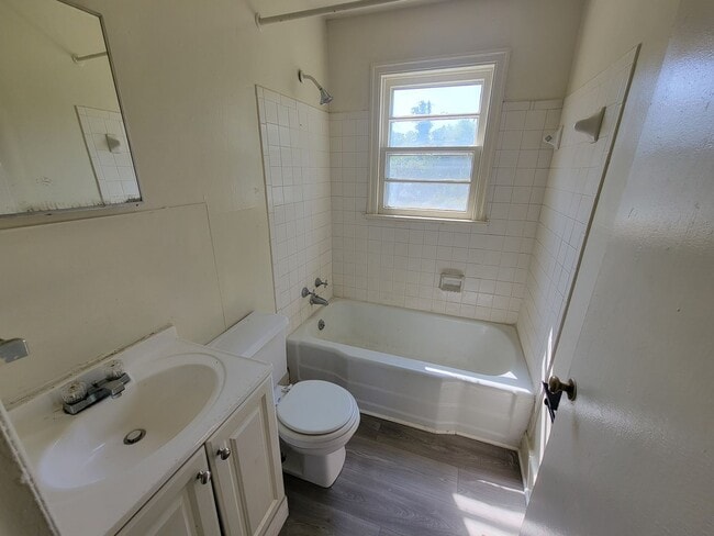 Building Photo - 2 Bedroom House