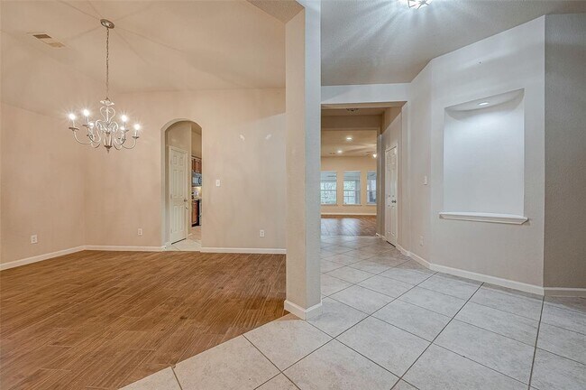 Foto del edificio - 722 Silver Creek Cir
