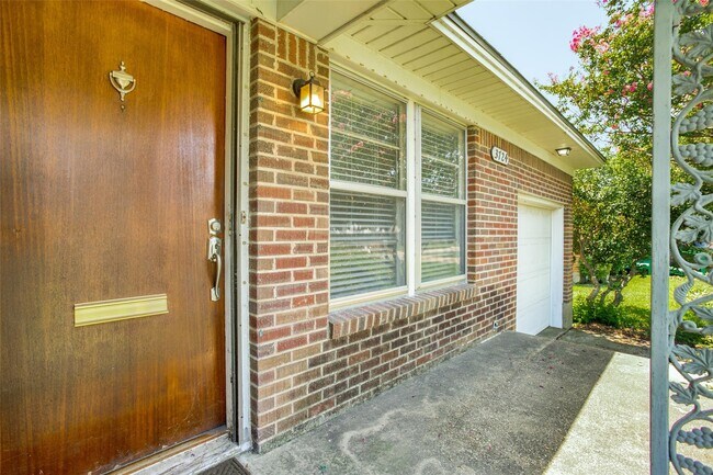 Building Photo - 3724 Almazan Dr