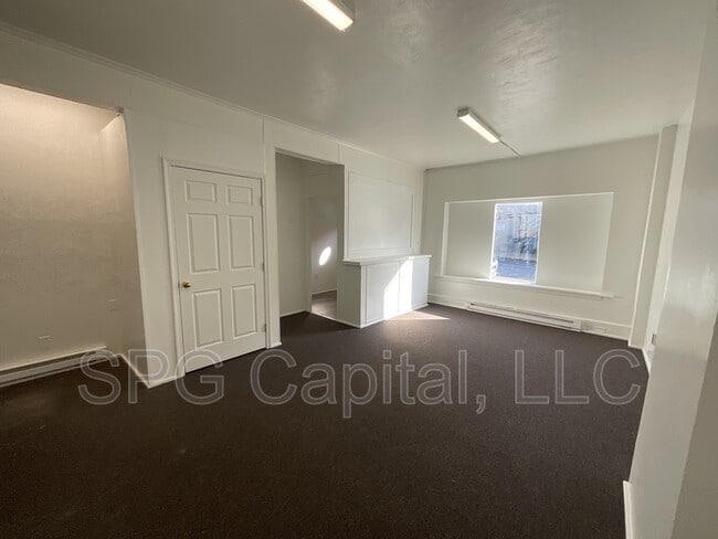 Building Photo - 631 E Market St