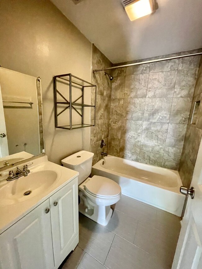 Building Photo - This cozy 2 bed 1 bath cottage style brick...