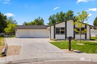 Building Photo - 1309 W Maple Ave
