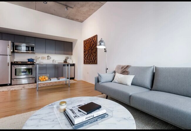 Foto del edificio - 1555 W Division St