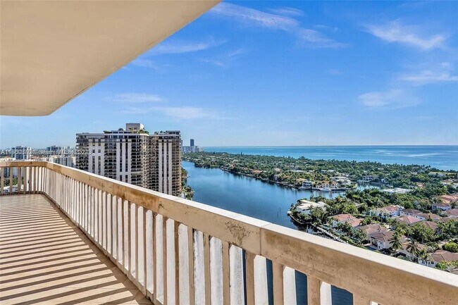Foto del edificio - 19355 Turnberry Way