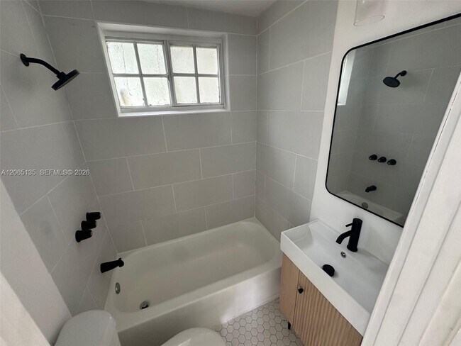 Foto del edificio - 553 NE 65th St