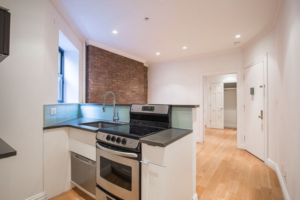 Foto principal - 323 E 83rd St
