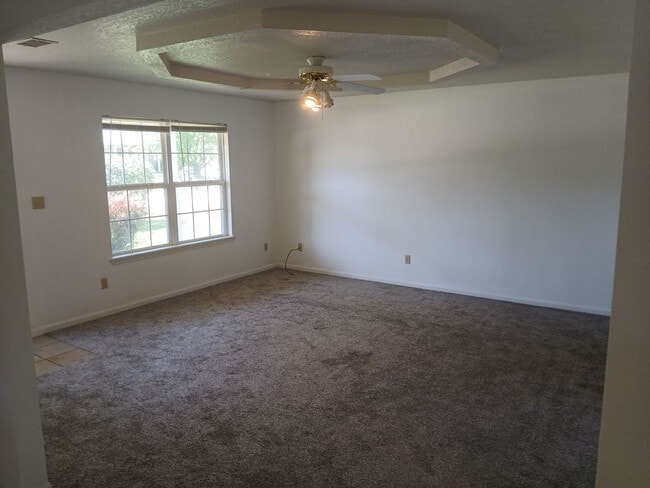 Building Photo - 3 bdrm, 2 bath, 2 car garage House For Rent