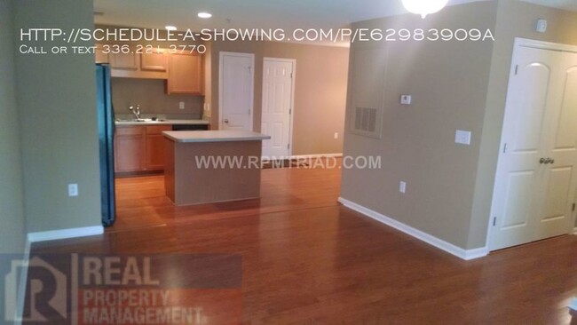 Foto del edificio - 7100 W Friendly Ave