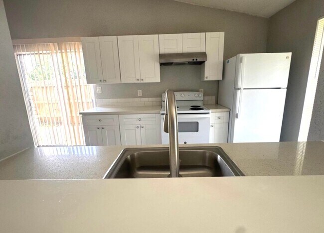 Foto del edificio - Updated 3-bedroom, 2-bathroom  duplex.
