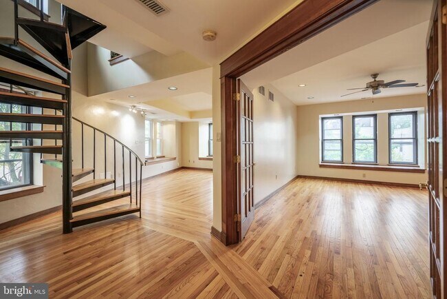 Building Photo - 322 Poplar St