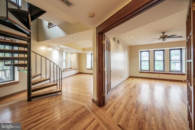 Building Photo - 322 Poplar St