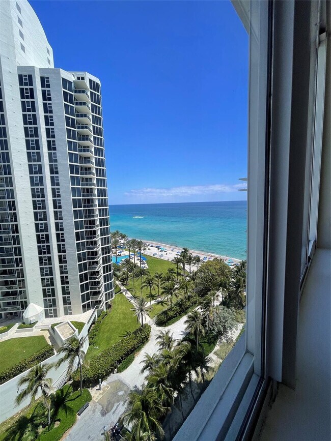 Foto del edificio - 19201 Collins Ave
