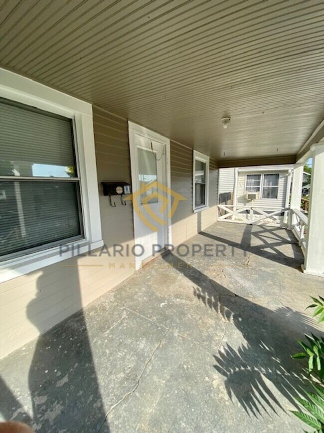 Building Photo - Close to Riverside Park, Updated 2 Bedroom...