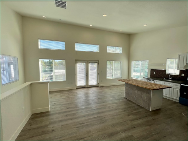 Building Photo - 2090 House Aly