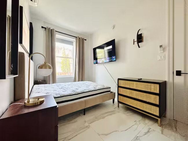 Foto del edificio - Furnished room/NOT APARTMENT