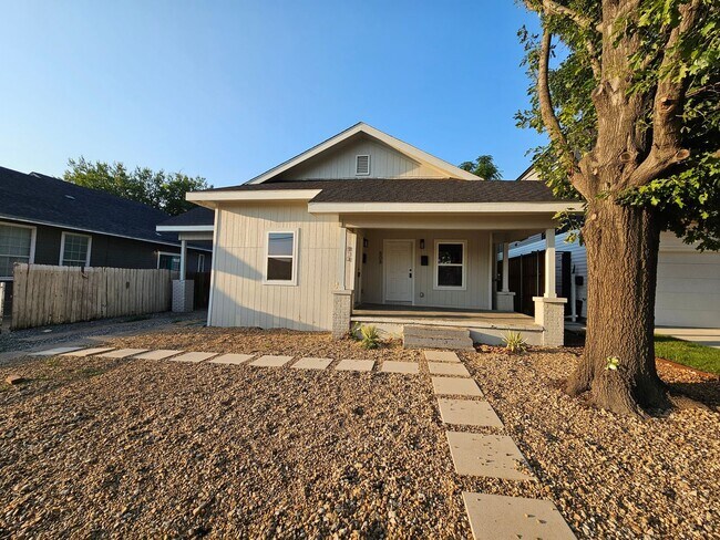 Building Photo - Ready for immediate move in!