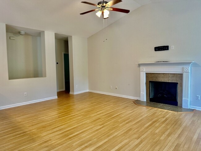 Building Photo - Three Bedroom Home located in Midpoint!