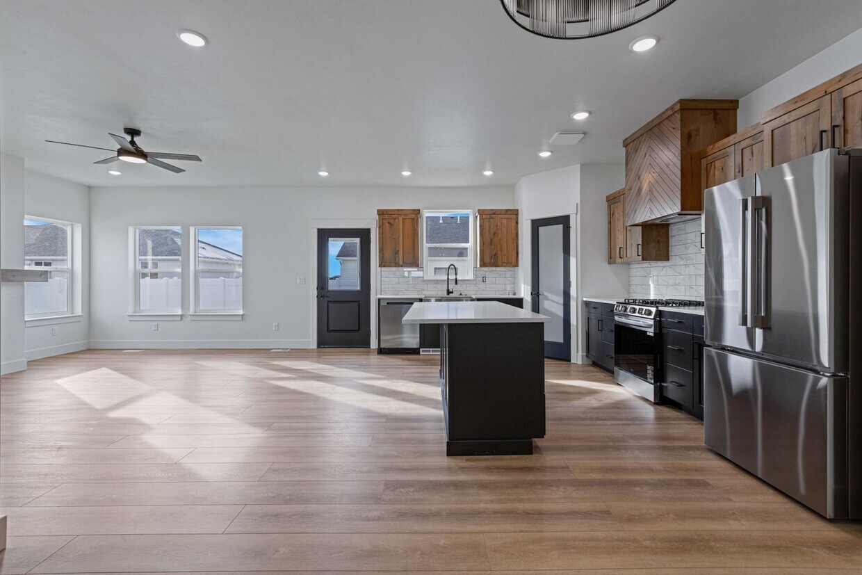 Foto principal - NEW BUILD 3-BED, 2-BATH UPSTAIRS DUPLEX UN...