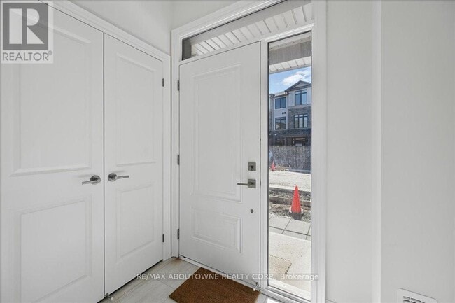 Photo du bâtiment - 2184 Postmaster Dr