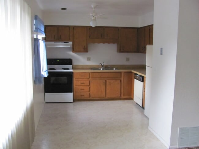 Large eat-in kitchen - 5520 Bowden Loop