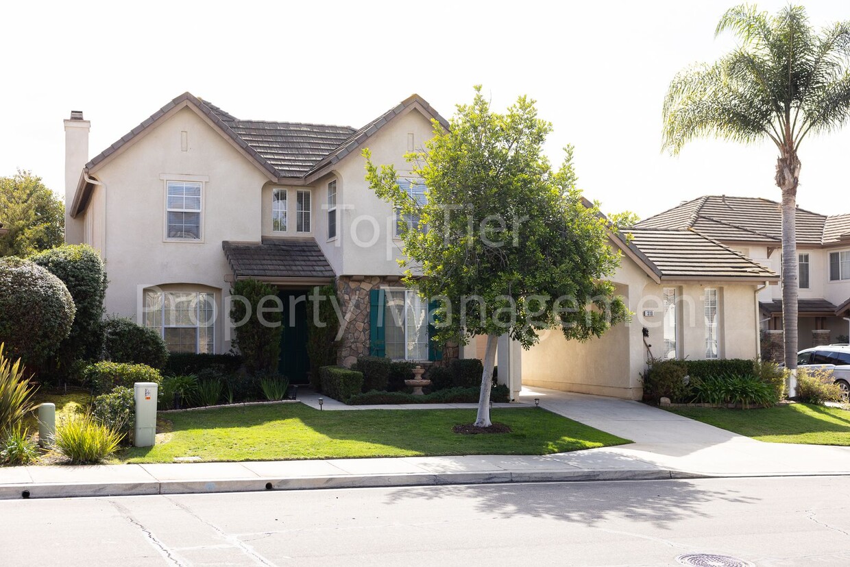 Foto principal - Wonderful 5 Bd/4 Ba, 3172 sf single-family...