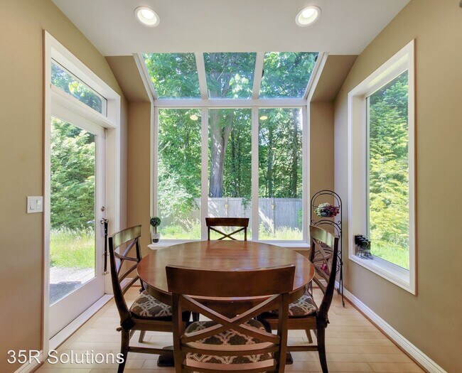 Building Photo - 4 br, 2.5 bath House - 27418 SE 8th Place