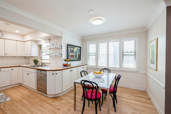Foto del edificio - 2437 Burr Oak Ave