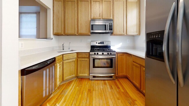 Foto del edificio - Charming 3Bd/2.5Bth 4-level end unit brick...