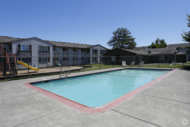 Piscina - Lake Crest Apartments