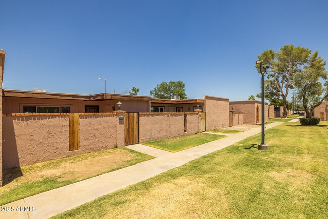 Building Photo - 6008 W Augusta Ave