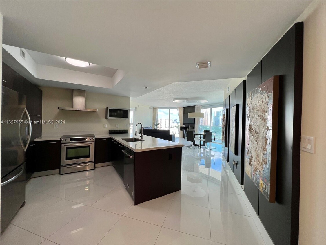 Foto principal - 250 Sunny Isles Blvd