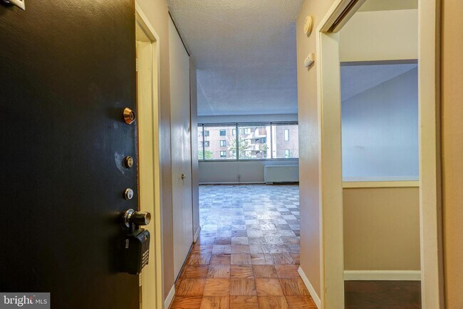 Foto del edificio - 5500 Friendship Blvd