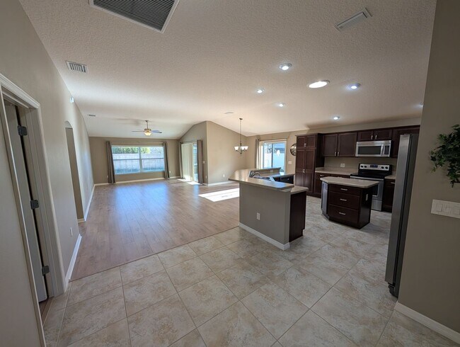 Foto del edificio - NEW LVP FLOORS! Fairmont Villa Minutes to Brownwood Paddock Square