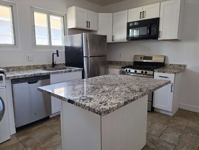 Foto del edificio - UPDATED 2 BEDROOM, 2 BATH NEAR DOWNTOWN PHOENIX