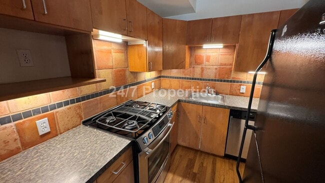 Building Photo - Charming 2 BD I 2 BA Townhome - Goose Hollow
