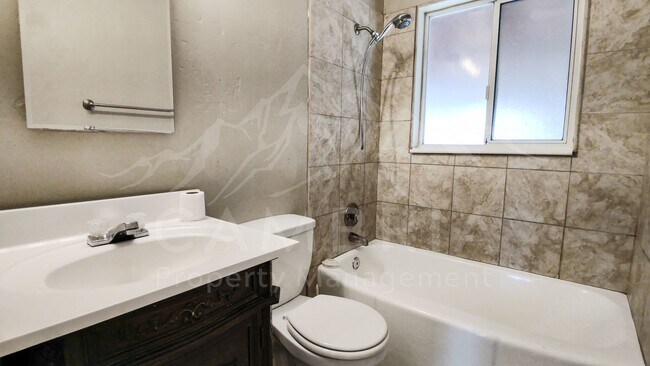 Building Photo - Cute 3 BD - 1 BR Home Available in South S...