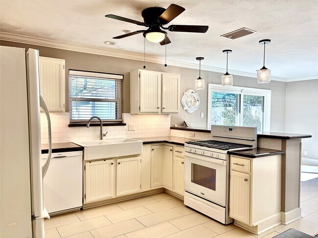 Building Photo - 5019 Poinciana Dr