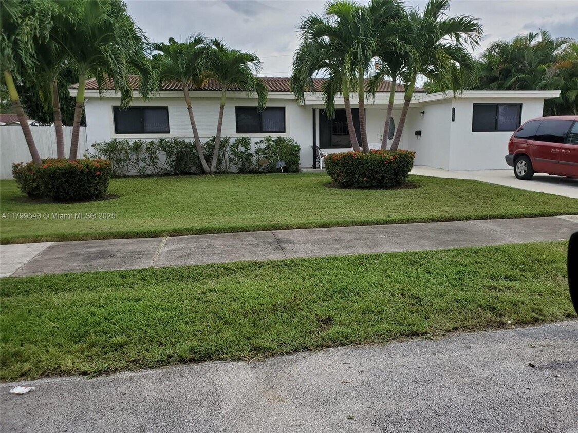 Foto principal - 2460 NE 215th St