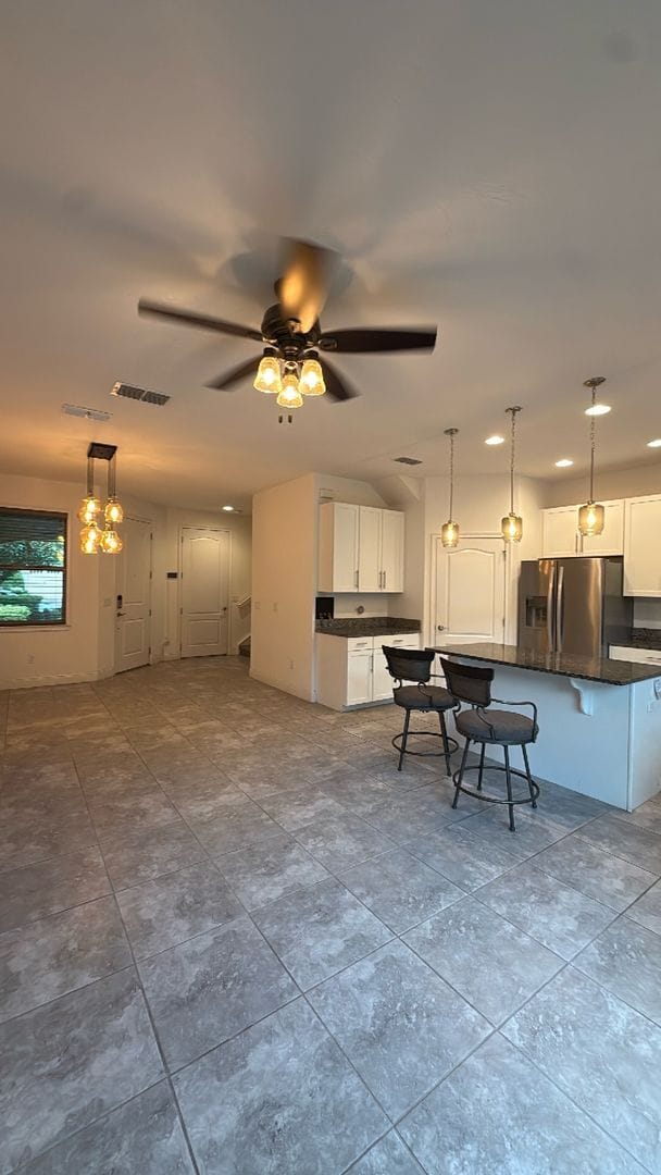 Building Photo - Eagle Creek three bedroom, 2 and half bath...