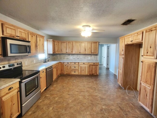 Building Photo - 4 Bedroom Home For Lease In Santa Rita!!