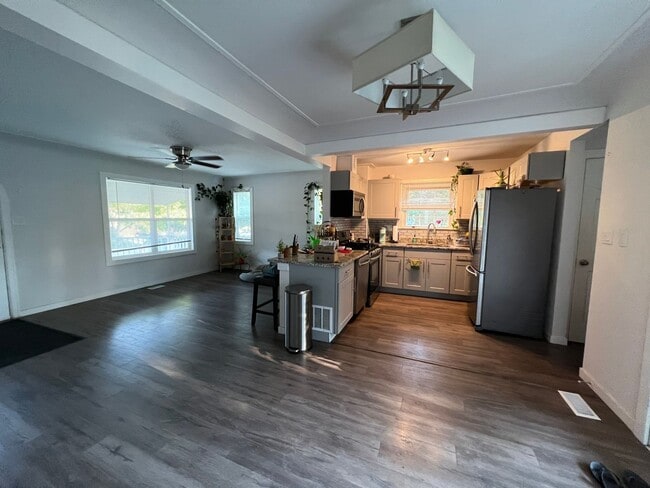 Building Photo - 2 Bedroom 1 Bathroom in South Broadway Hei...