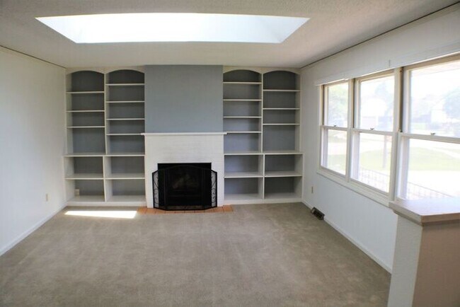Foto del edificio - $2,300 | 3 Bedroom, 3 Bathroom House | No ...