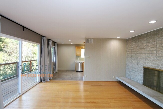 Building Photo - Mid-Century 3 Bedroom Home in Montclair