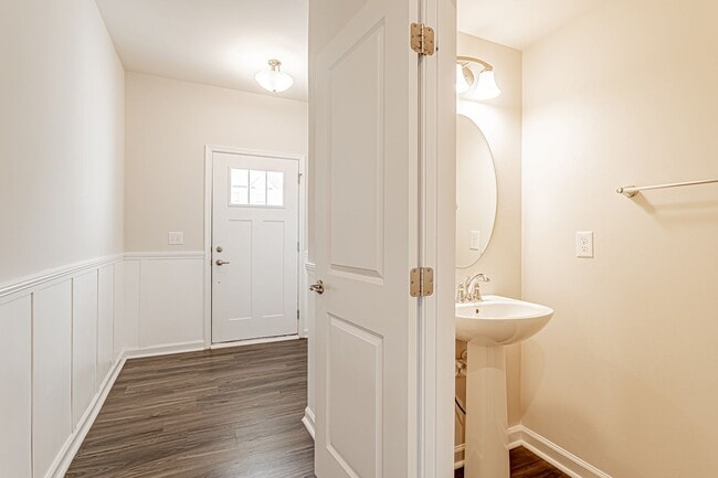 Building Photo - Beautiful 3 Bedroom, 2.5 Bathroom Townhome...