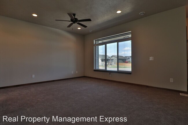 Foto del edificio - 3 br, 2 bath Apartment - 7119-7121 S Hanso...