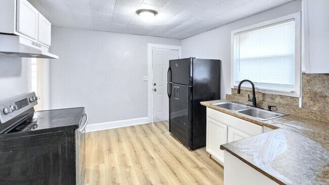 Foto del edificio - 818 Norwood Ave