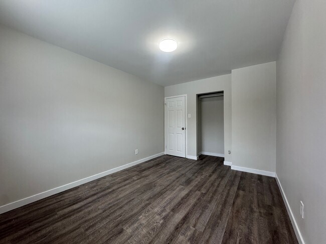 Photo du bâtiment - Freshley Renovated 1 Bed 1 Bath Apartment!